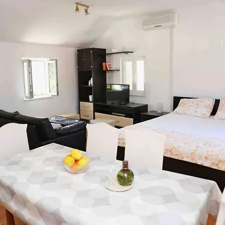 Ira Apartment *